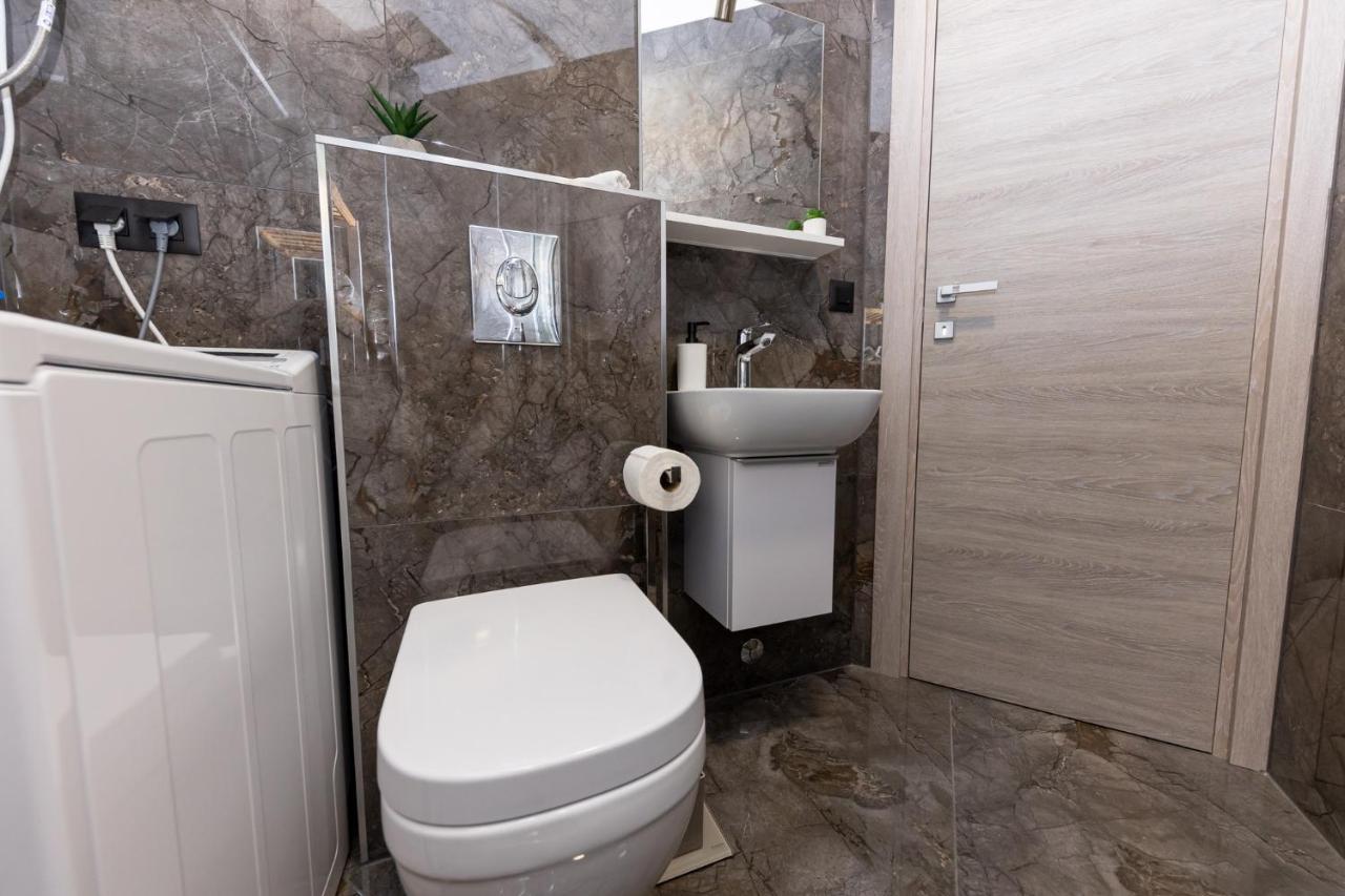 New Studio For 2, Free Private Garage Spot, Wi-Fi, 200 M From Mall Of Split Buitenkant foto